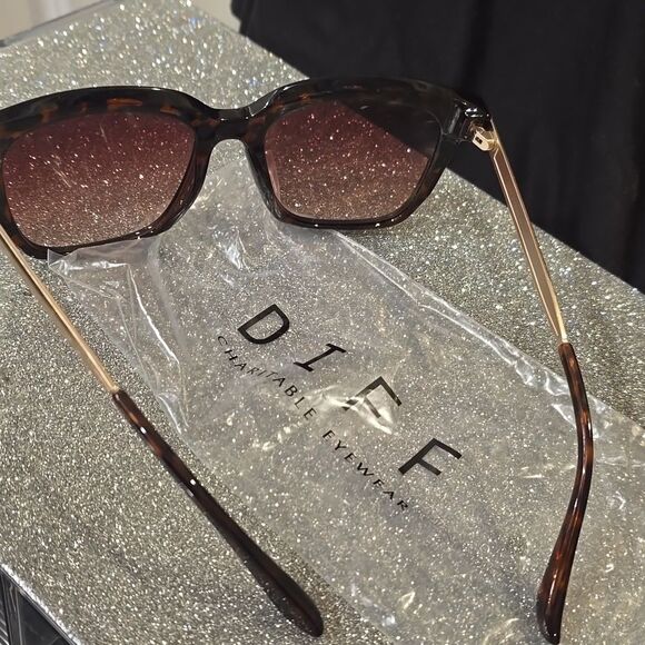 Diff Eyewear Hailey Sunglasses- Dunmor Tortoise Brown Gradient - Picture 7 of 9
